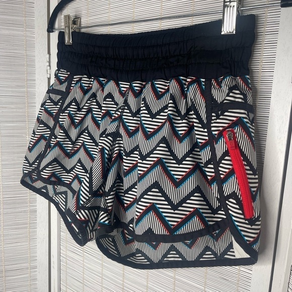 Lululemon Seawheeze 2014 Tracker Shorts II Size 6 Black White Red Athletic - Picture 2 of 7